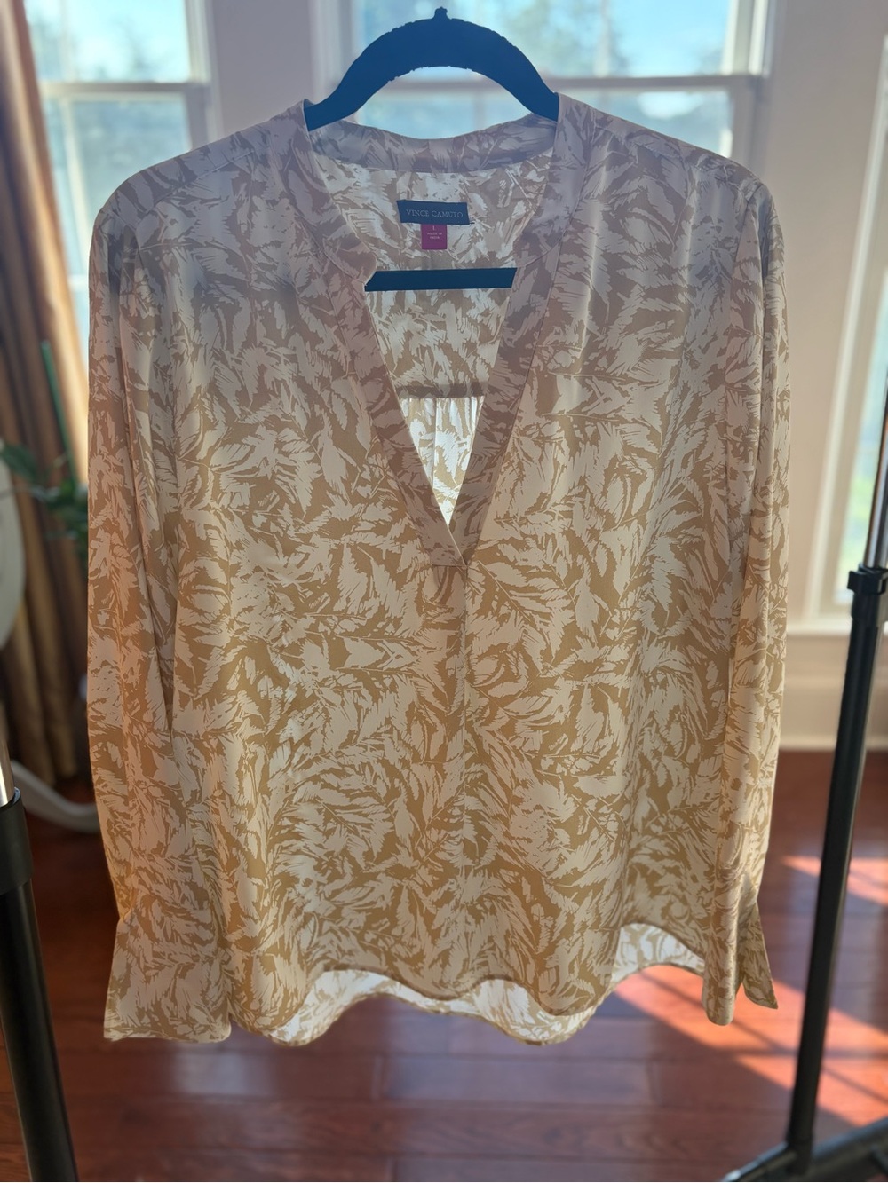 Vince Camuto Cream & Tan Printed V-Neck Long-Sleeve Blouse